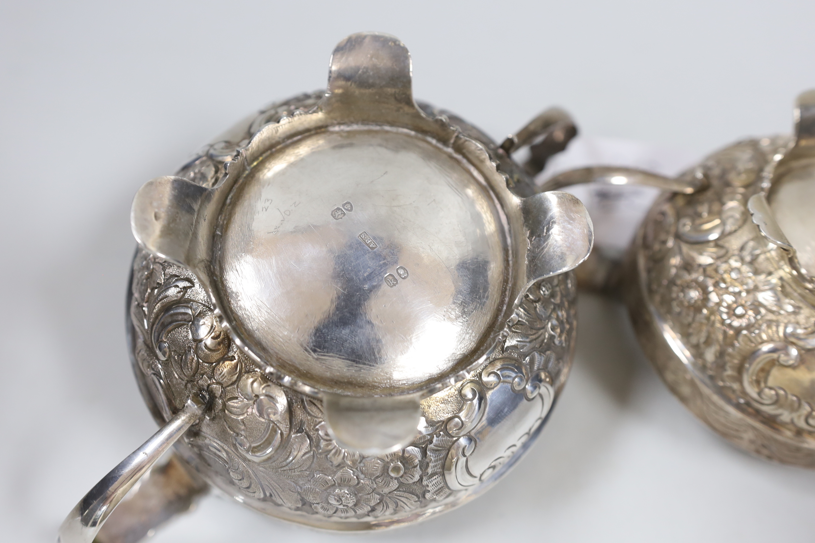 A George IV silver cream jug and two handled sugar bowl by Adey Bellamy Savory, London, 1825, 16.8oz (see lot 811 for a near matching teapot)